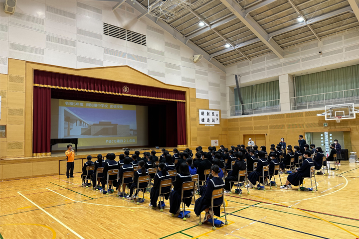 学校で職業講話を行う様子