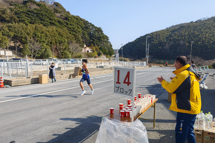 城下町長府マラソンでボランティアを行う様子