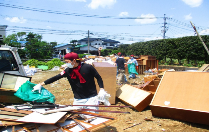 被災地で災害支援ボランティア活動を行う様子