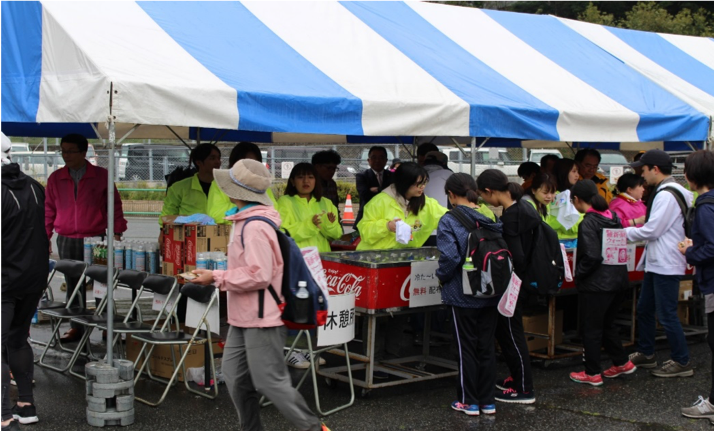 維新海峡ウォークで飲料やお菓子を提供する様子