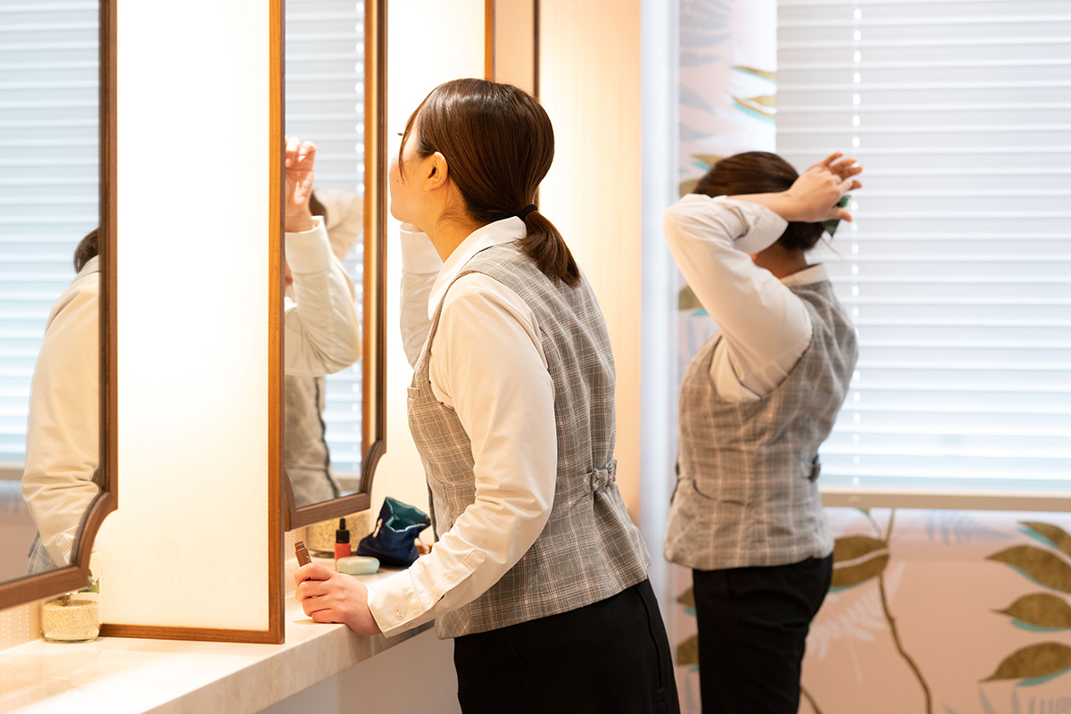 パウダールームを利用する女性社員