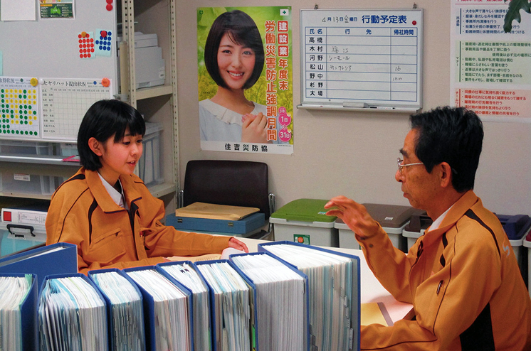 現場で打ち合わせを行うK.Uさん