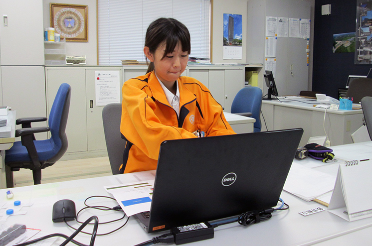 オフィスで業務を行うK.Uさん